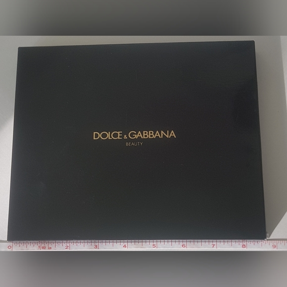 📖 Dolce & Gabbana Beauty Sketch Book - Picture 4 of 7